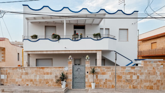 Vista esterna della casa vacanze fronte mare con terrazza