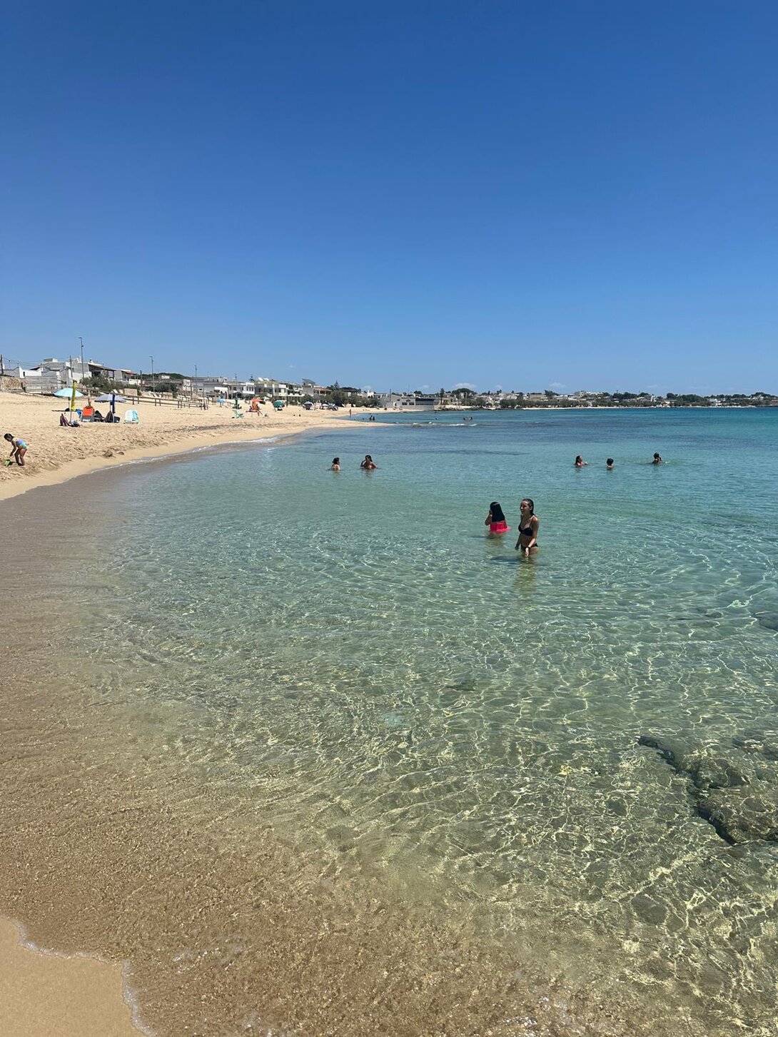 Lettini e ombrellone su una spiaggia tranquilla