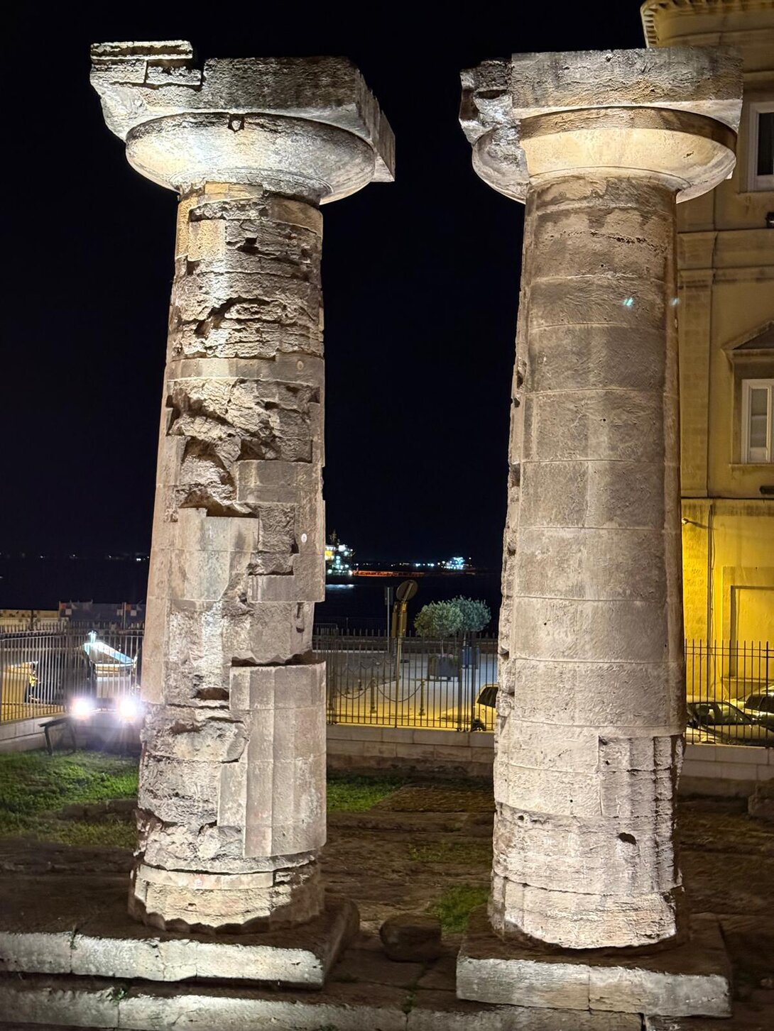 Piazza di un borgo pugliese illuminata di sera