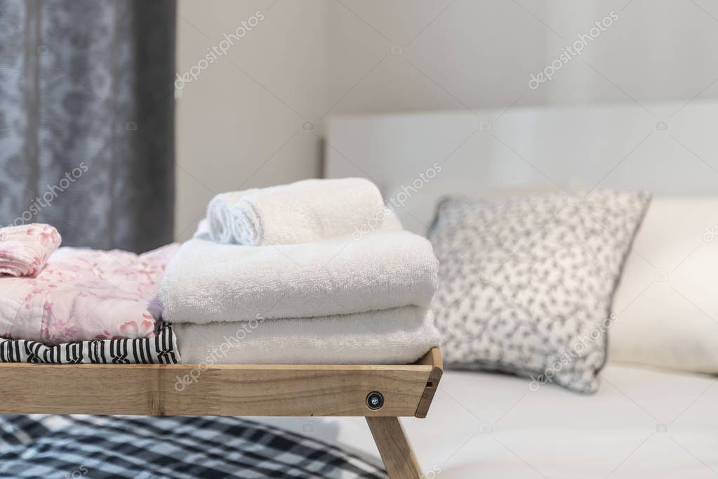 Asciugamani e biancheria piegati su un letto