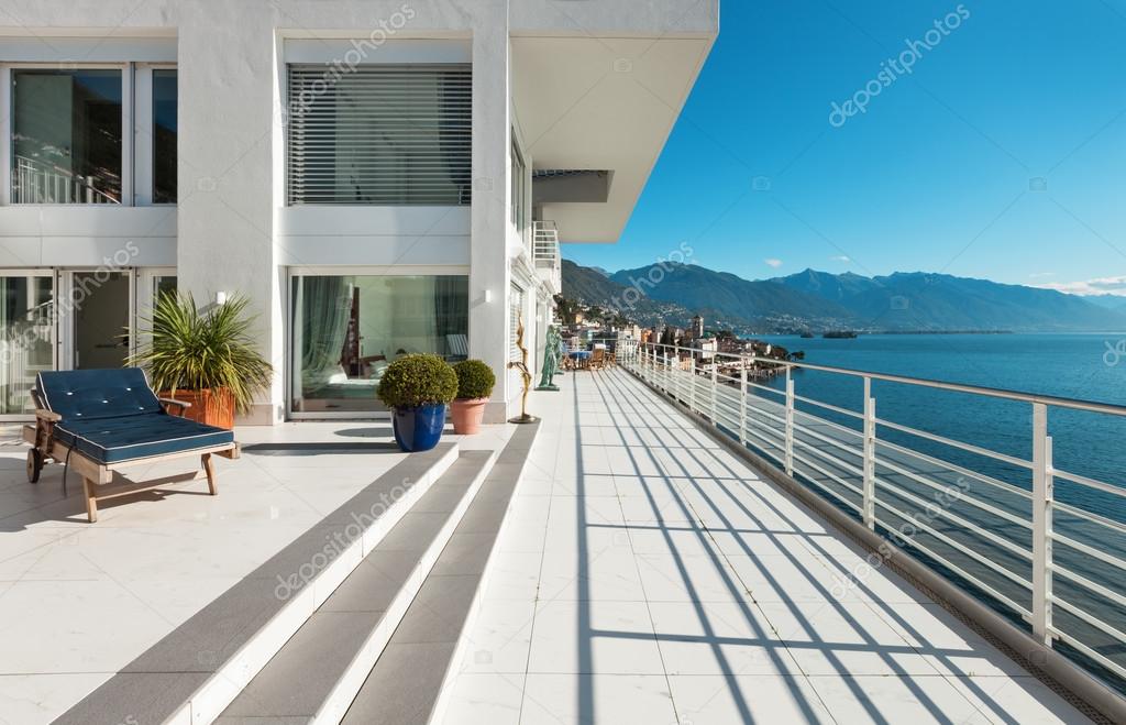 Interno luminoso della Suite Ad Maiora con vista mare