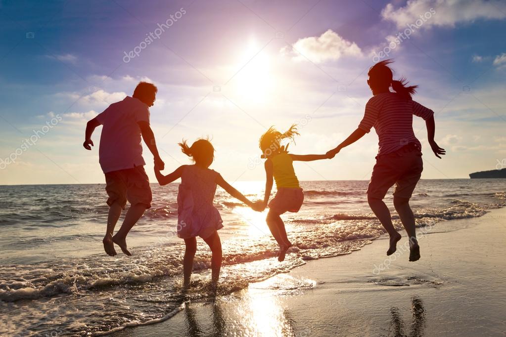 Famiglia con bambini che gioca in spiaggia